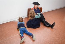 Käpt'n Book lieset zwei Kindern vor.