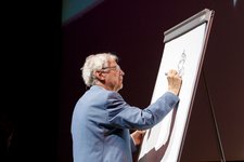 Man zeichnet auf einem Flipchart.